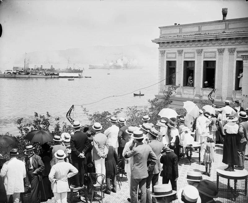 035. Οι ΄Ελληνες της Σμύρνης παρακολουθούν από την ταράτσα του Sporting Club τα πλοία του ελληνικού στόλου να εισέρχονται στον κόλπο της Σμύρνης, 2 Μαΐου 1919.